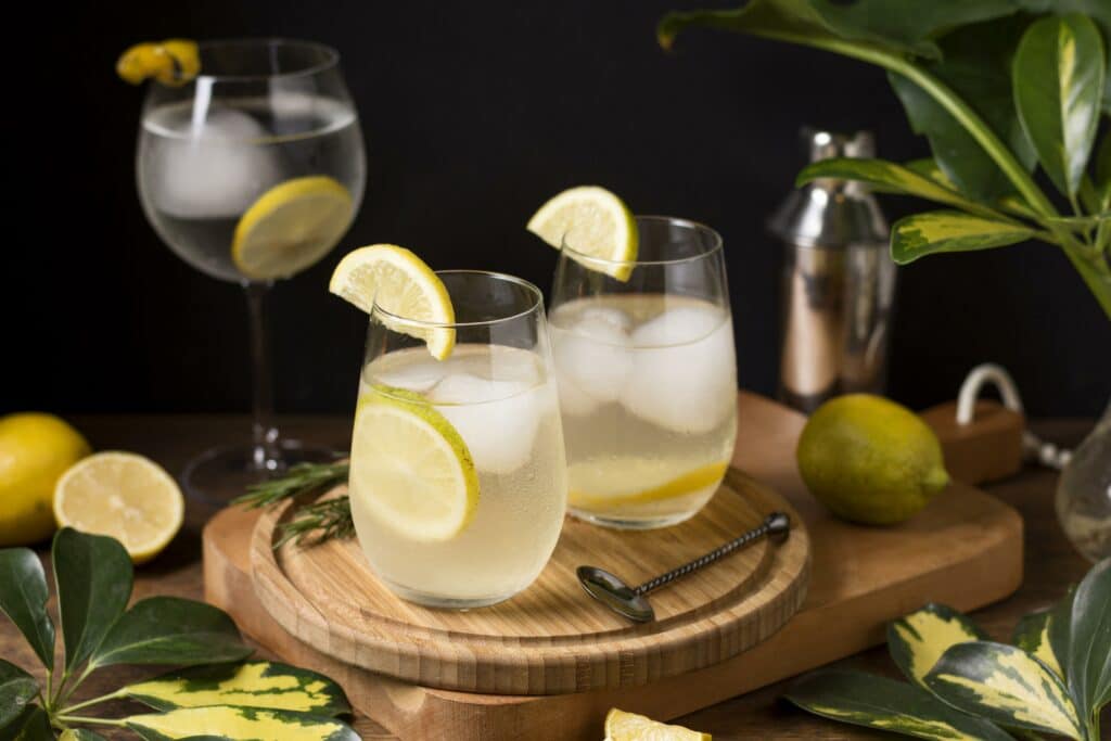 Två glas limoncello spritz med citronskivor