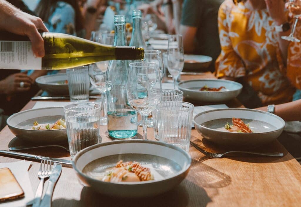 Riesling blir serverat under en middag i utomhusmijö.